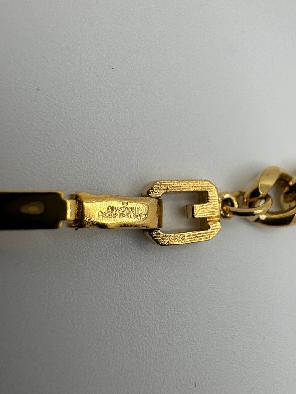 Givenchy Gold-Tone Curb Bracelet with Signature Link Clasp Size: 8.5 Unisex - Picture 11 of 14